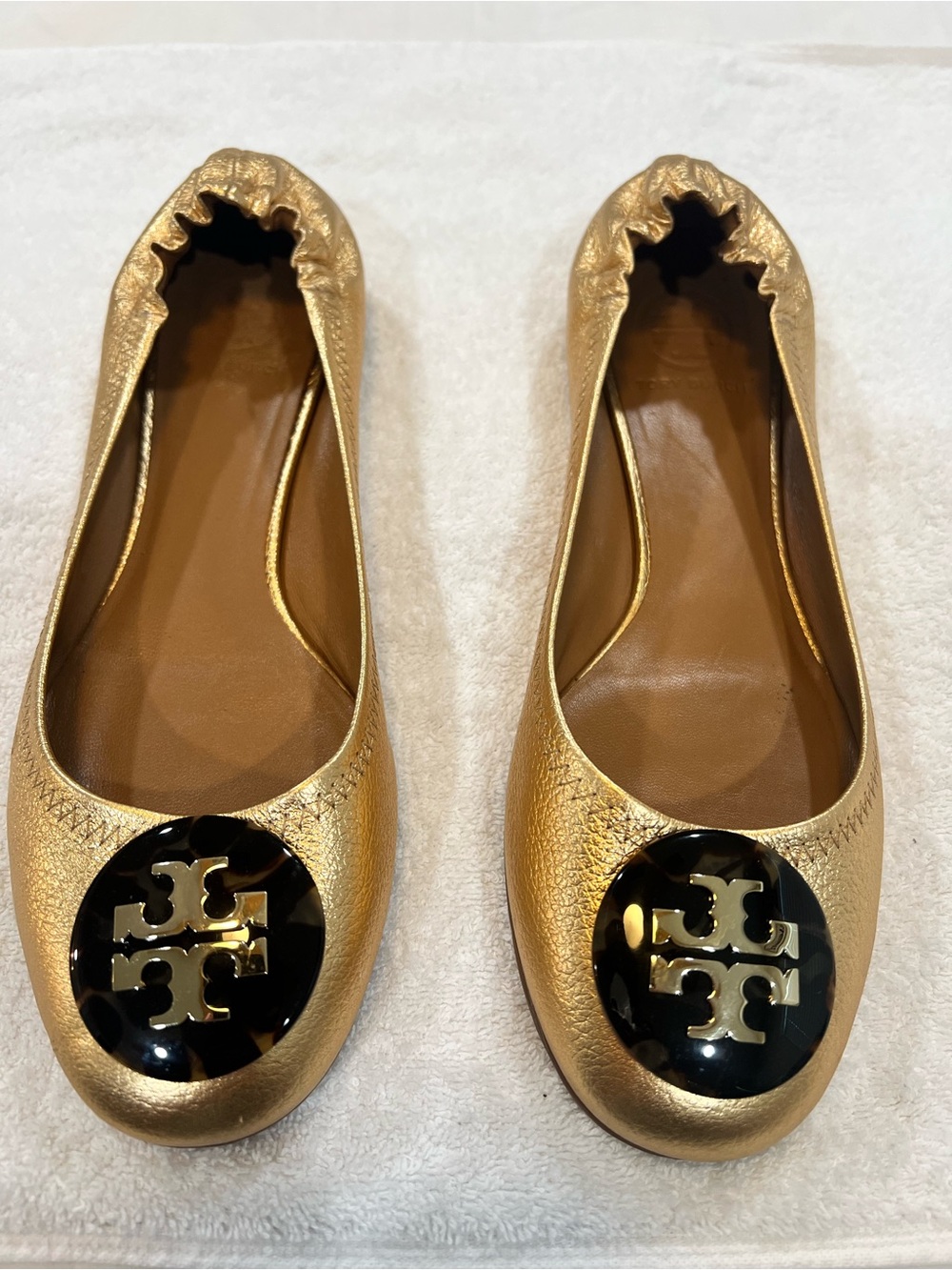 Beautiful Tory Burch Metallic Gold Leather Ballet Flats with Logo Medallion
